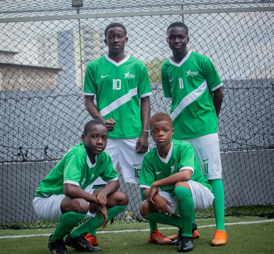 Jeunes joueurs Etoile Pro Academy à l'entraînement